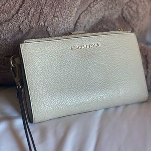 Micheal Kors Leather Smartphone Wallet